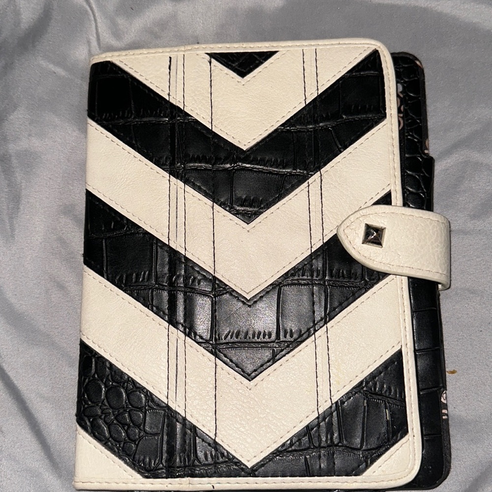 Jessica Simpson ipad case Chevron black and white case with five card slots